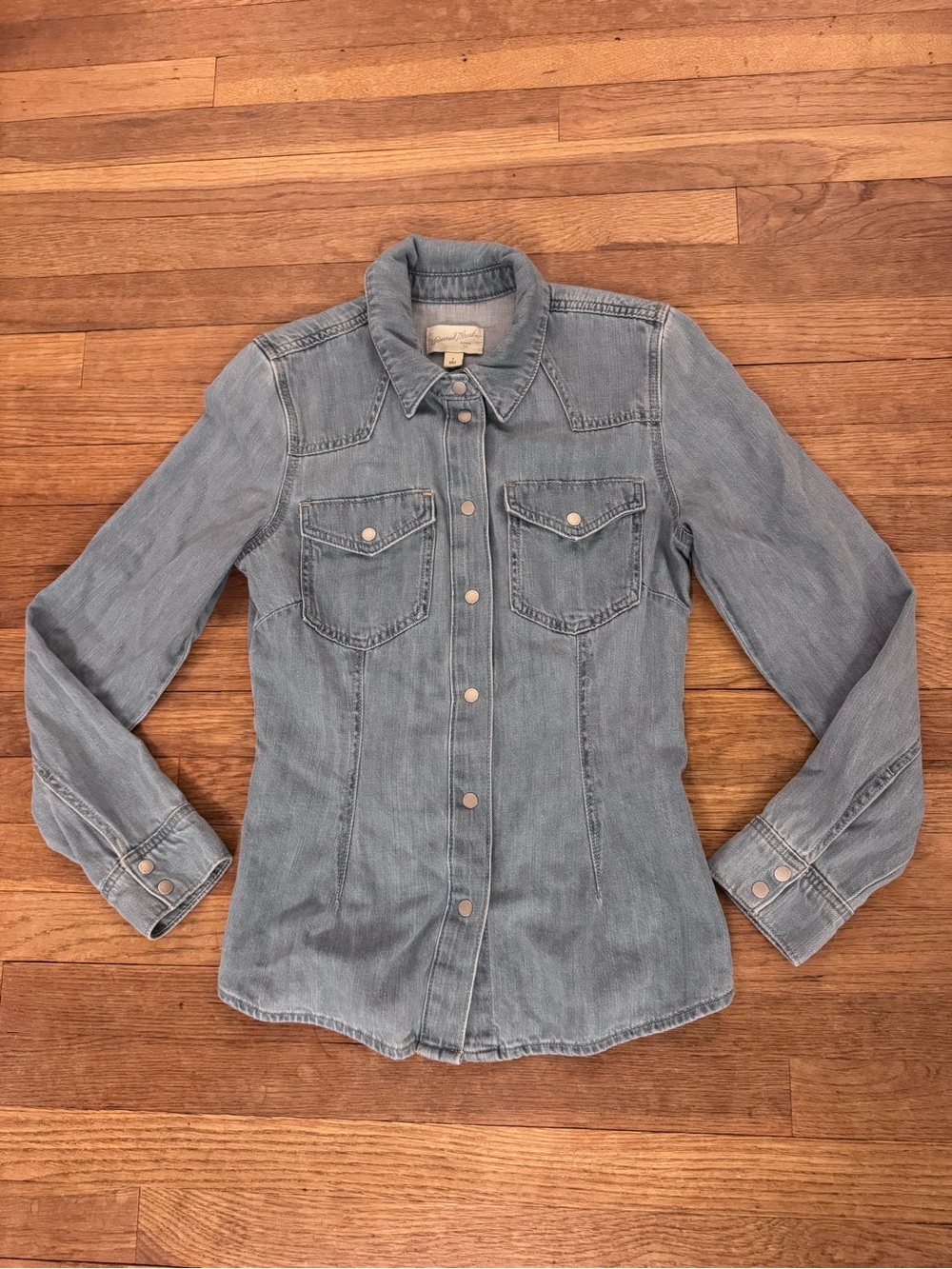 Universal Thread Women's Light Wash Denim Shirt - Size 6
b23